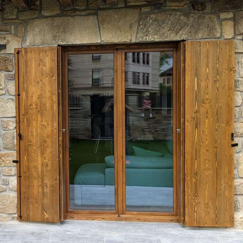 Puerta de madera y vidrio