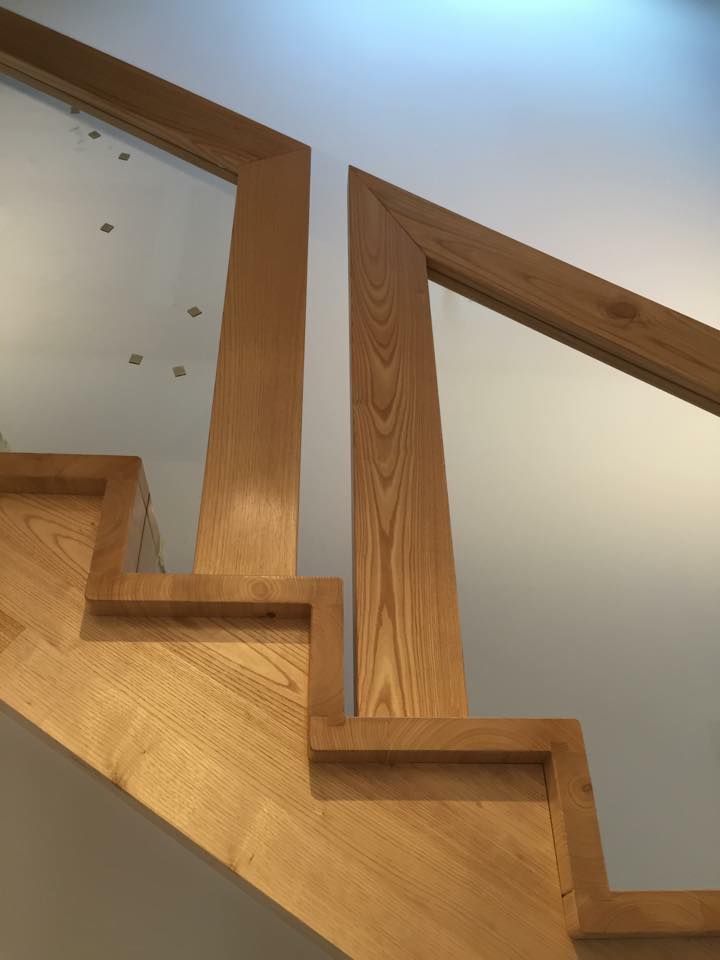 escalera moderna de madera y vidrio