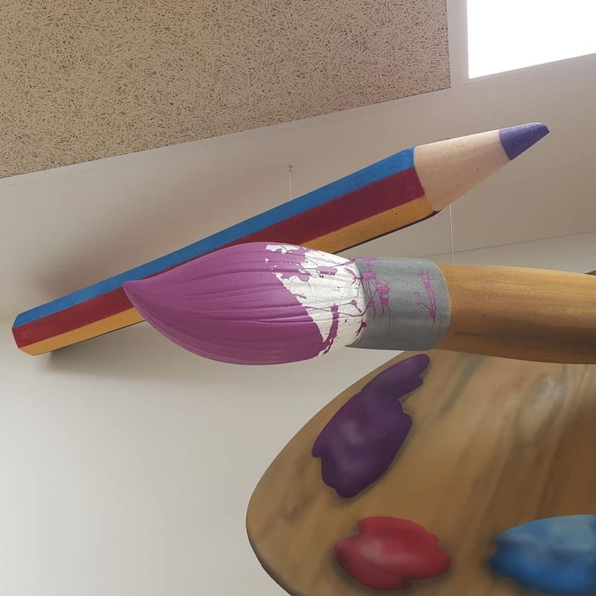 pintura y pinceles de madera