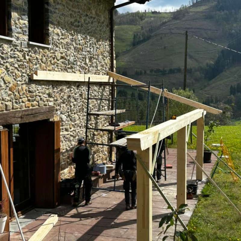 Estructura de madera en exterior de vivienda